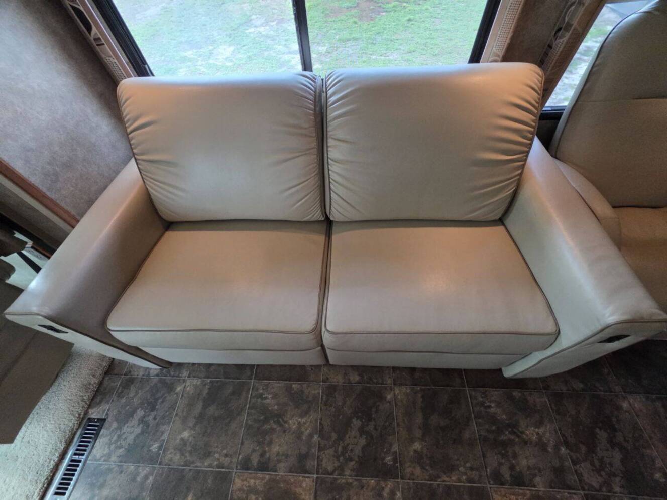 A photo of this 2013 Itasca Sunova 33C