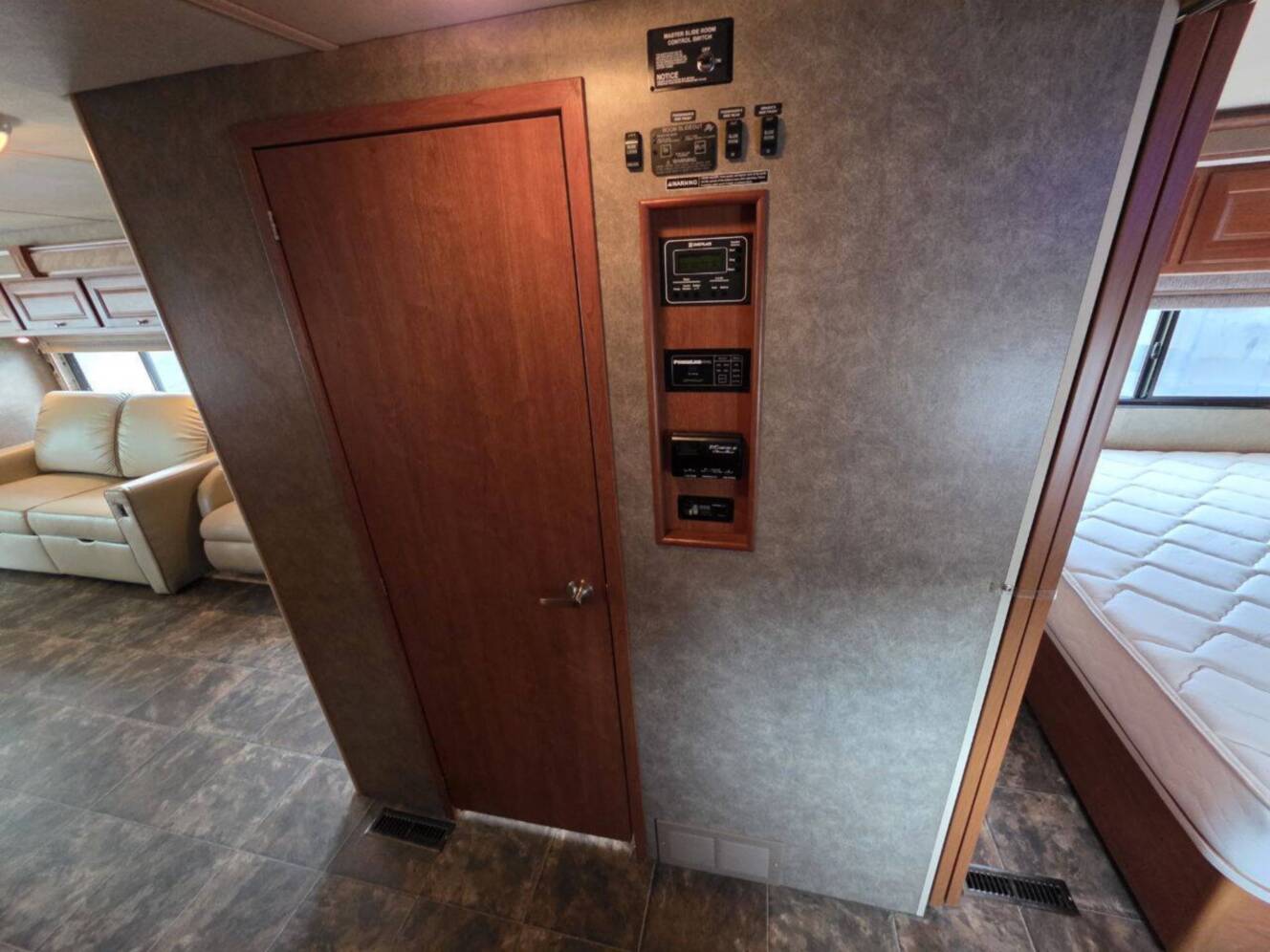 A photo of this 2013 Itasca Sunova 33C