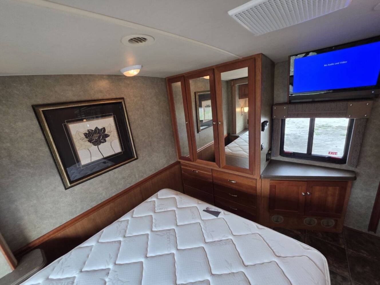 A photo of this 2013 Itasca Sunova 33C