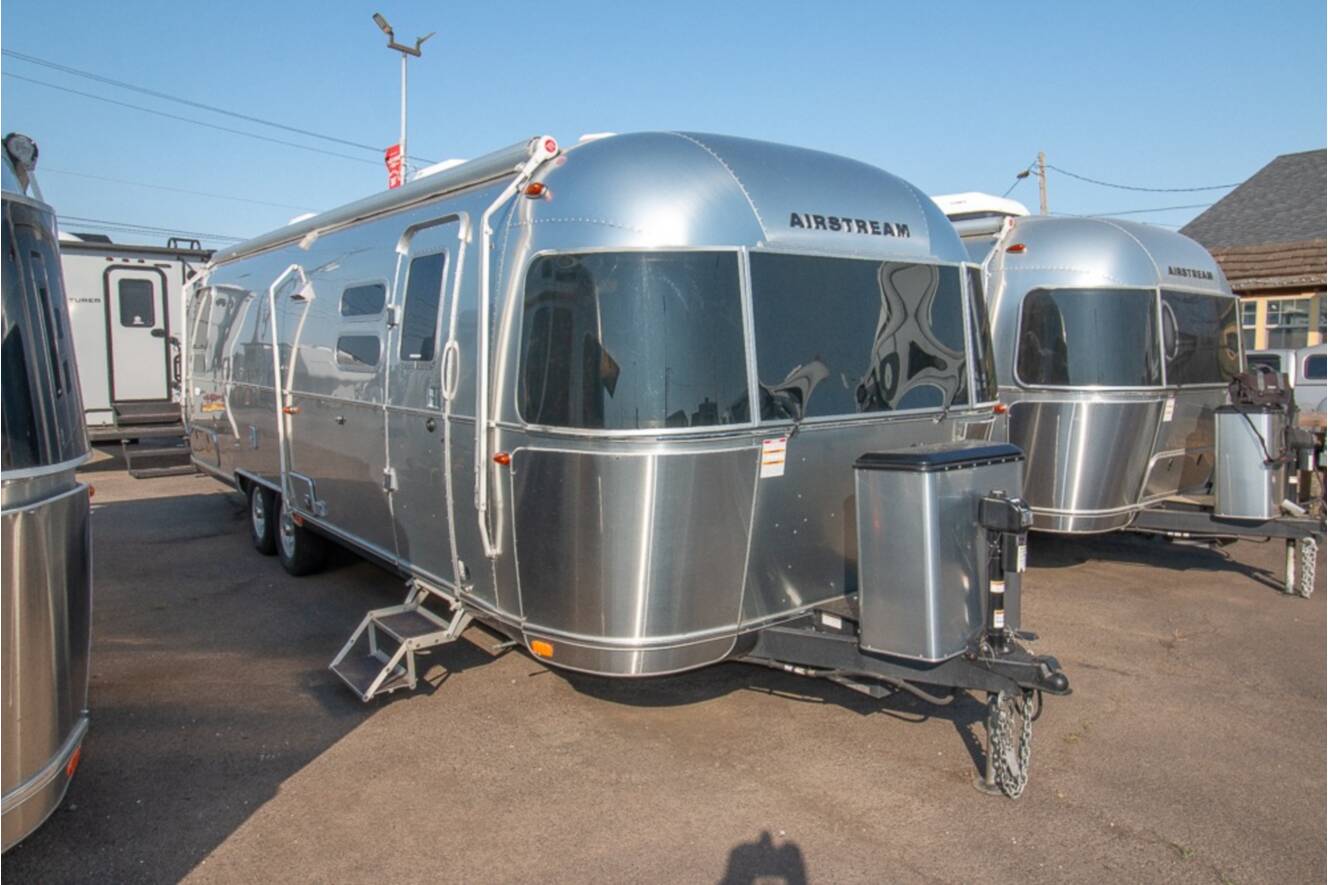 A photo of this 2024 Airstream Flying Cloud 30RB Twin