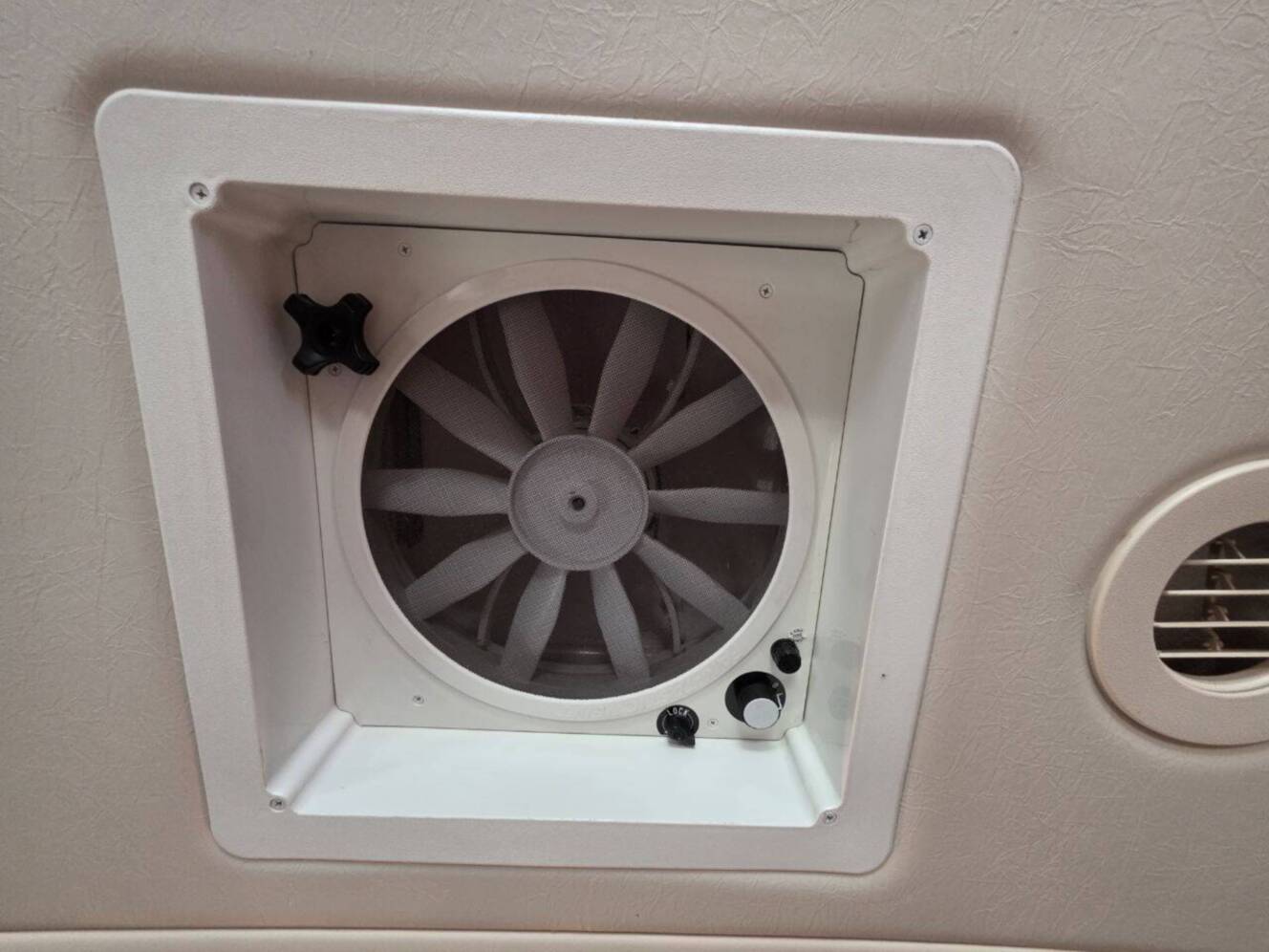 A photo of this 2013 Itasca Sunova 33C