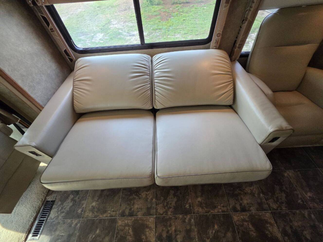 A photo of this 2013 Itasca Sunova 33C