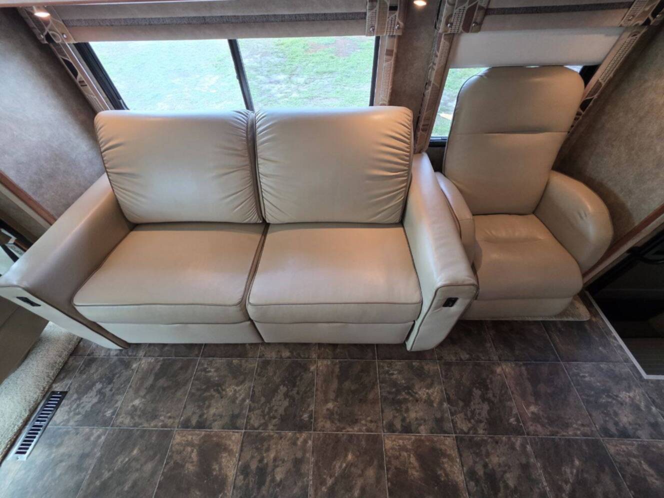 A photo of this 2013 Itasca Sunova 33C