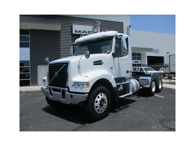 2018 VOLVO VHD64FT300