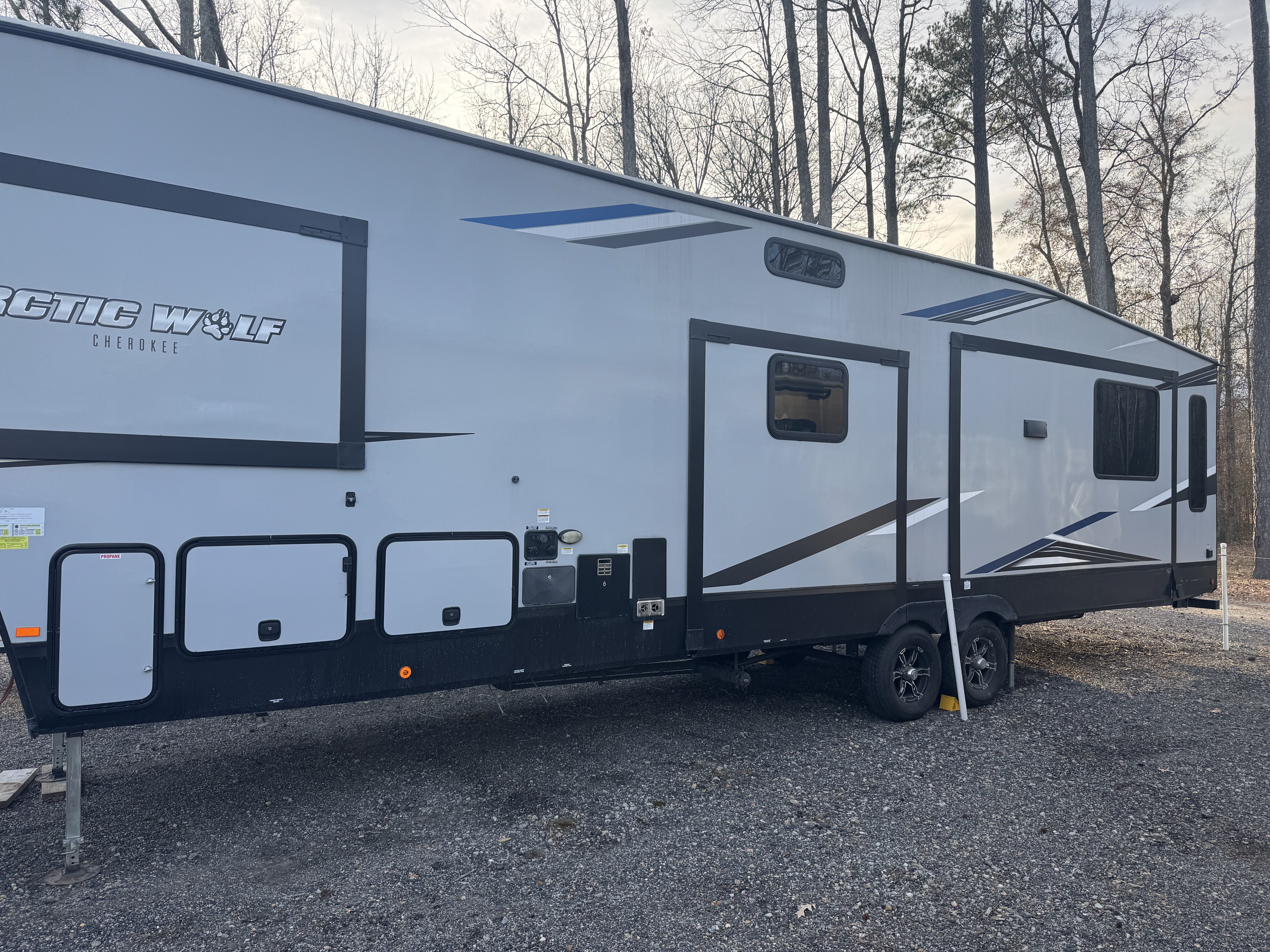 2022 Forest River CHEROKEE ARCTIC WOLF 3650 SUITE in chesapeake VA