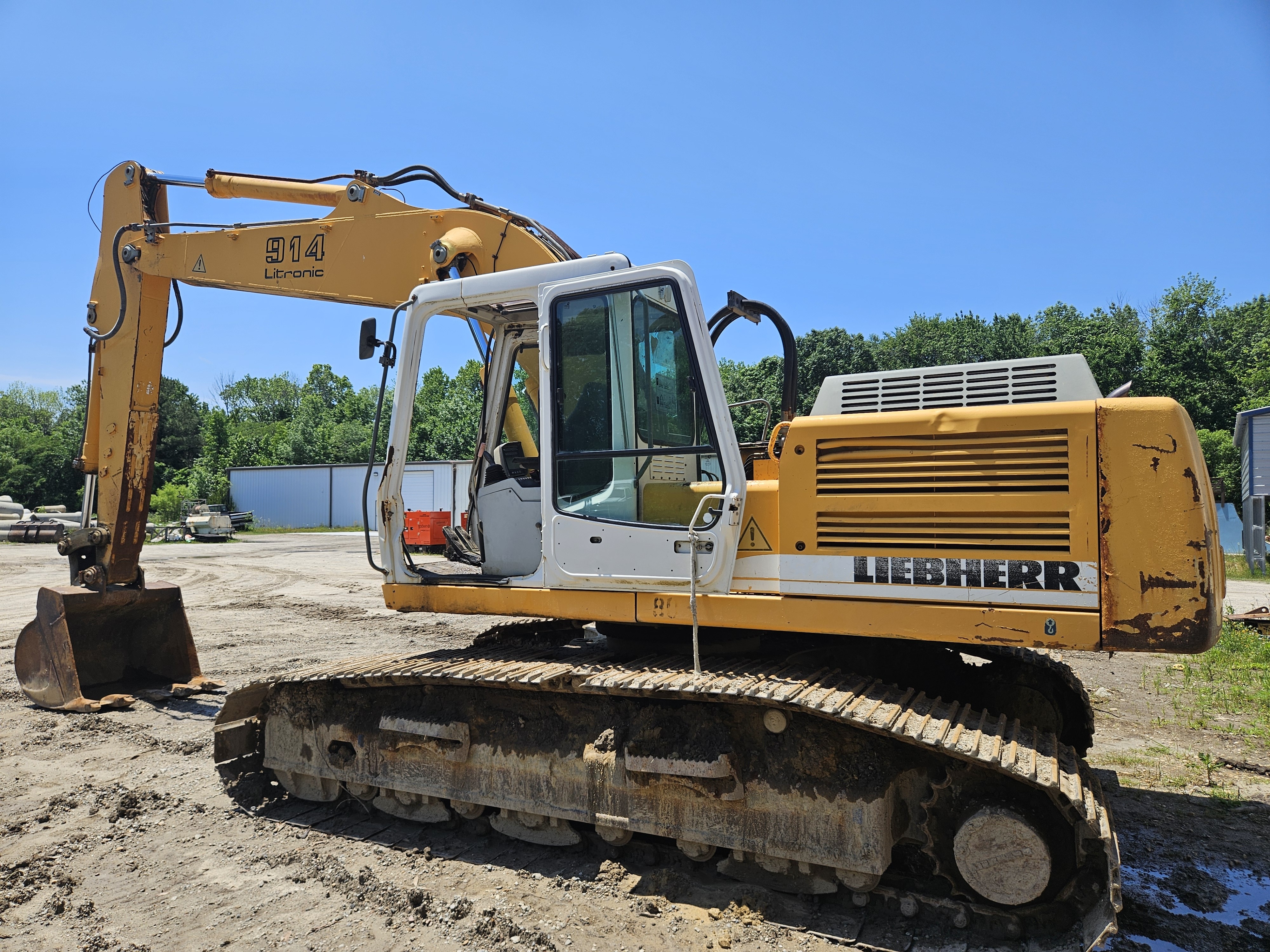 2004 LIEBHERR R914 in Virginia Beach, VA