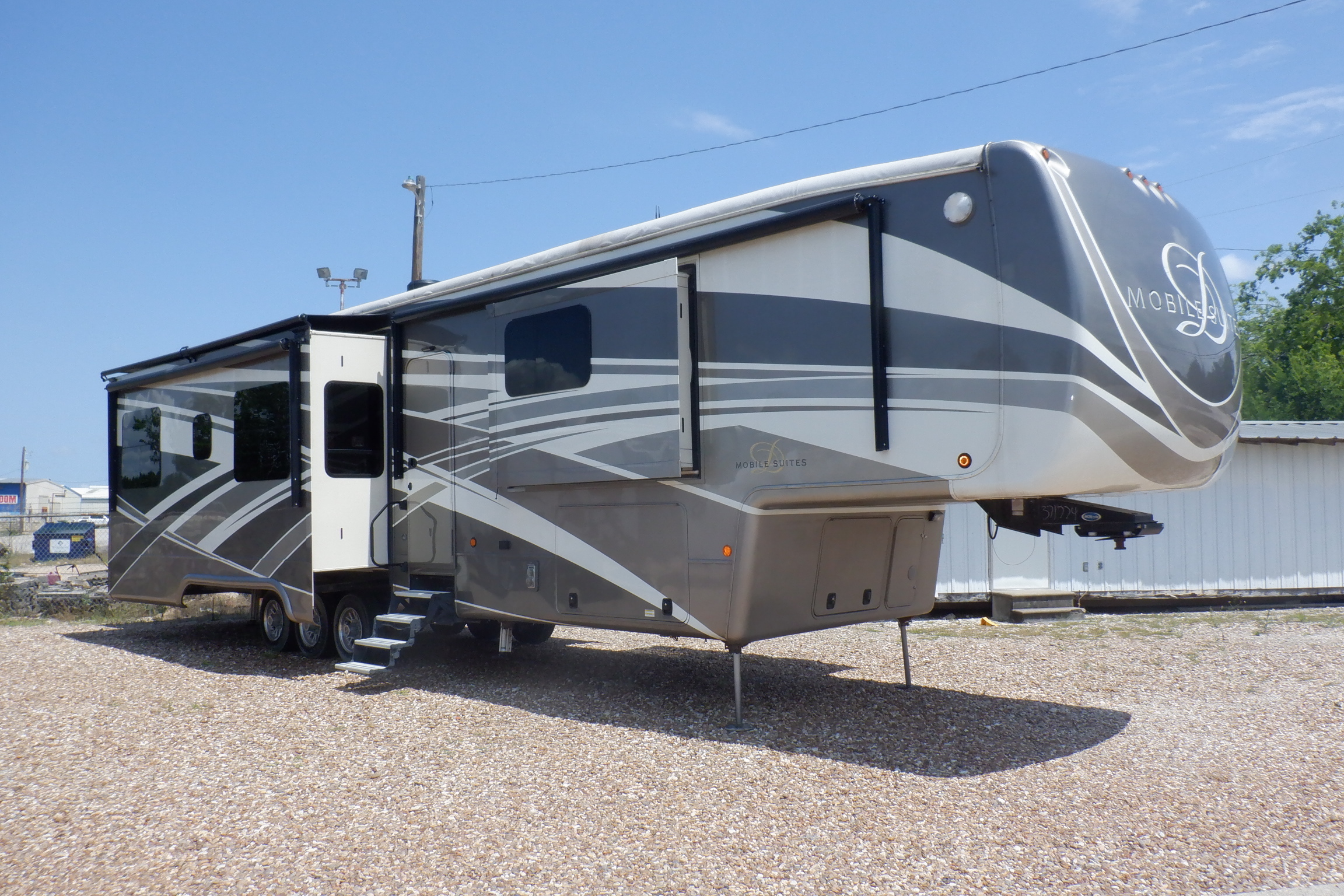 2018 DRV Mobile Suites 44 Houston in granbury TX
