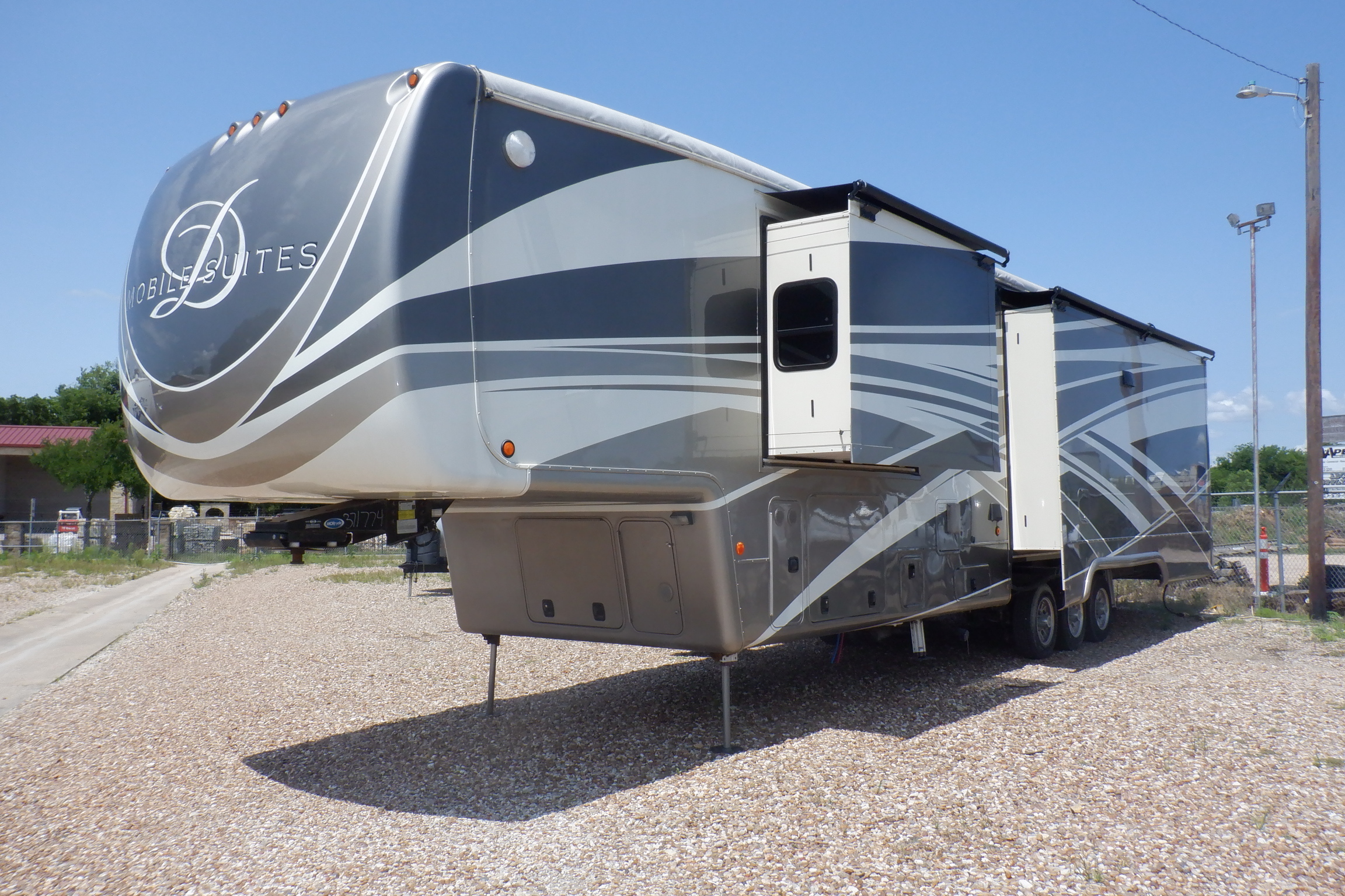 2018 DRV Mobile Suites 44 Houston in granbury TX