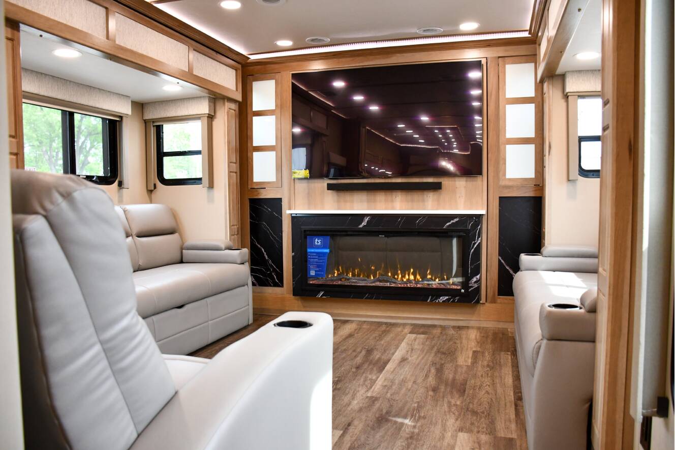 A photo of this 2027 Luxe 48FLB