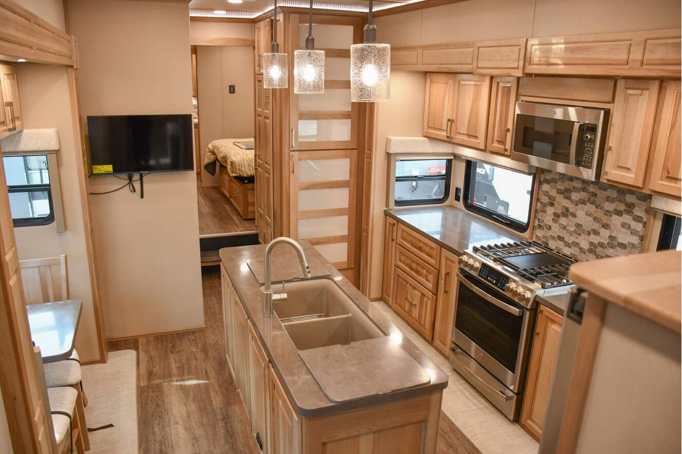 A photo of this 2027 Luxe 48FLB
