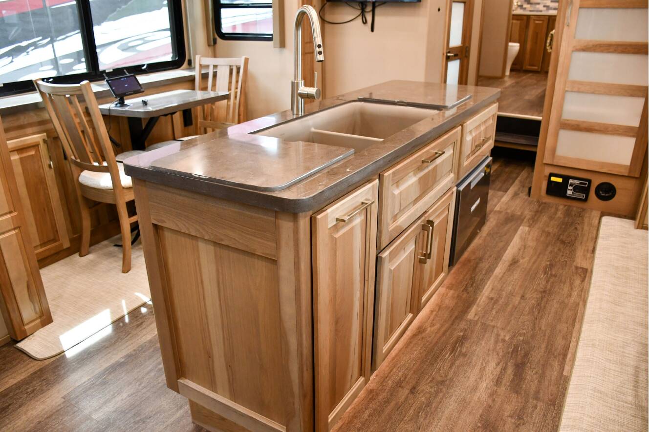 A photo of this 2027 Luxe 48FLB