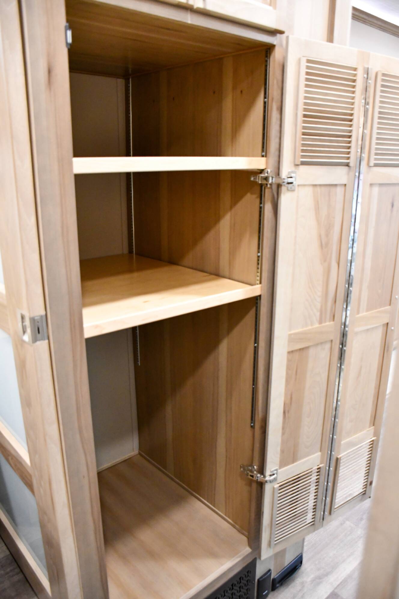 A photo of this 2027 Luxe 48FLB
