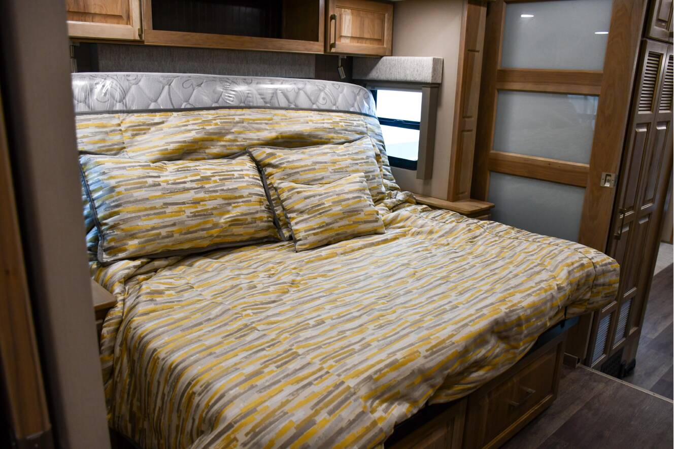 A photo of this 2027 Luxe 48FLB