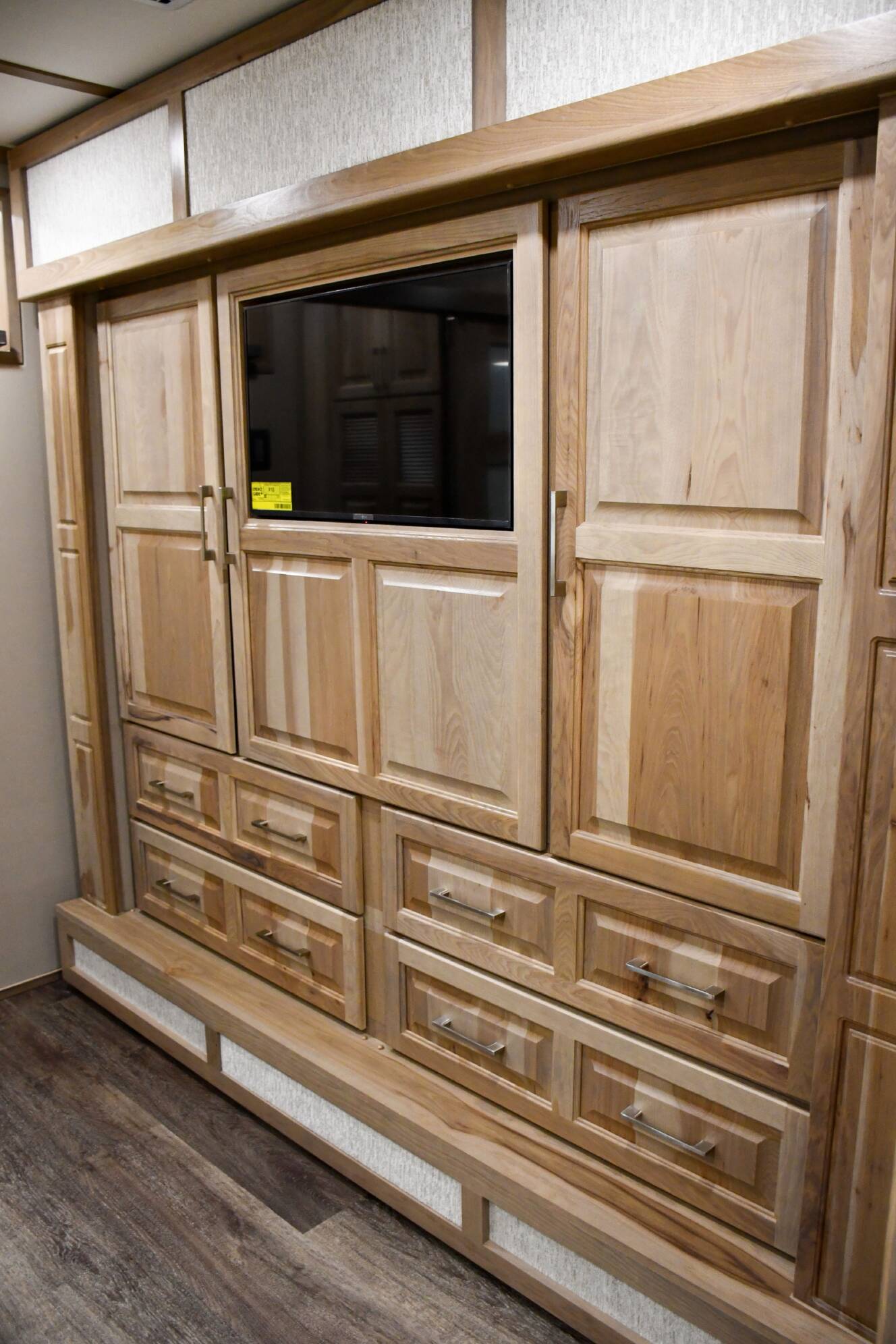 A photo of this 2027 Luxe 48FLB