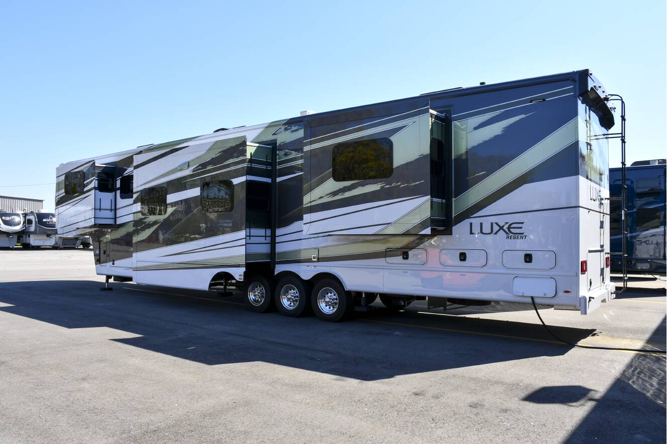 A photo of this 2027 Luxe 48FLB