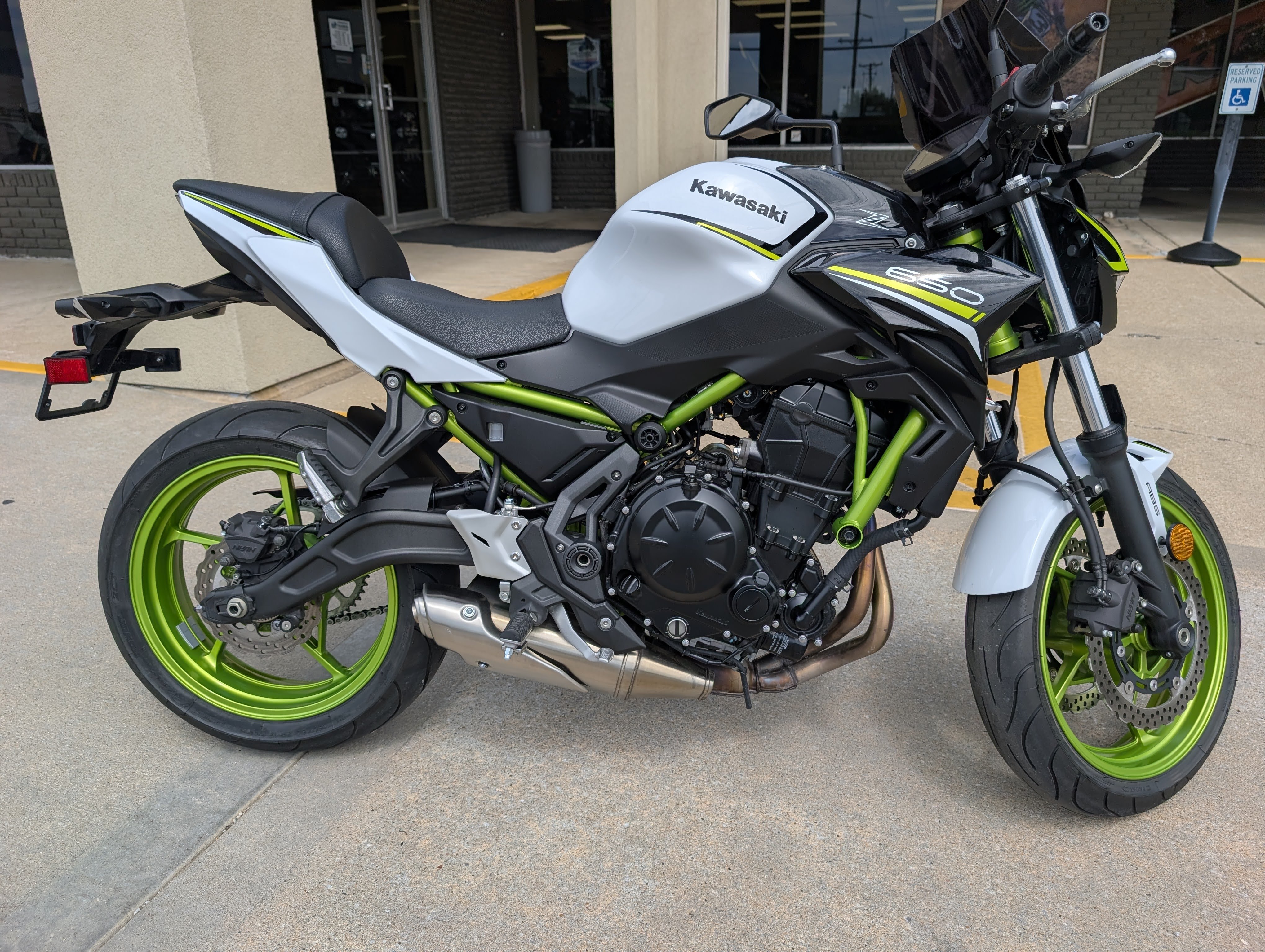 White Harley-Davidson,honda,indian,ktm,kawasaki,triumph Standard