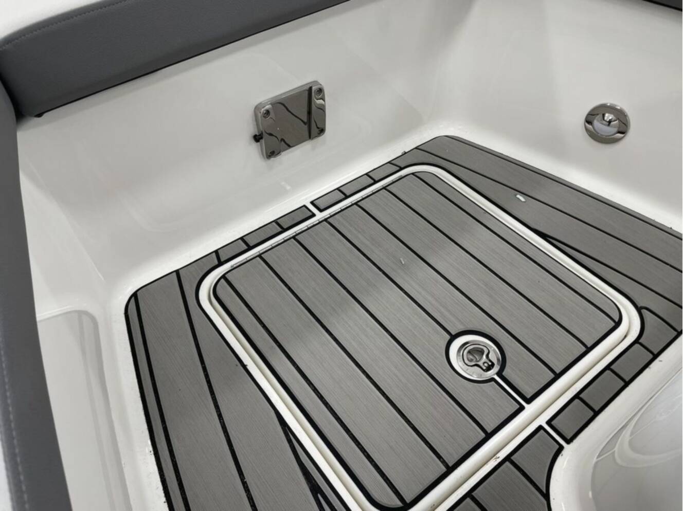 A photo of this 2026 Sea Ray SDX 270
