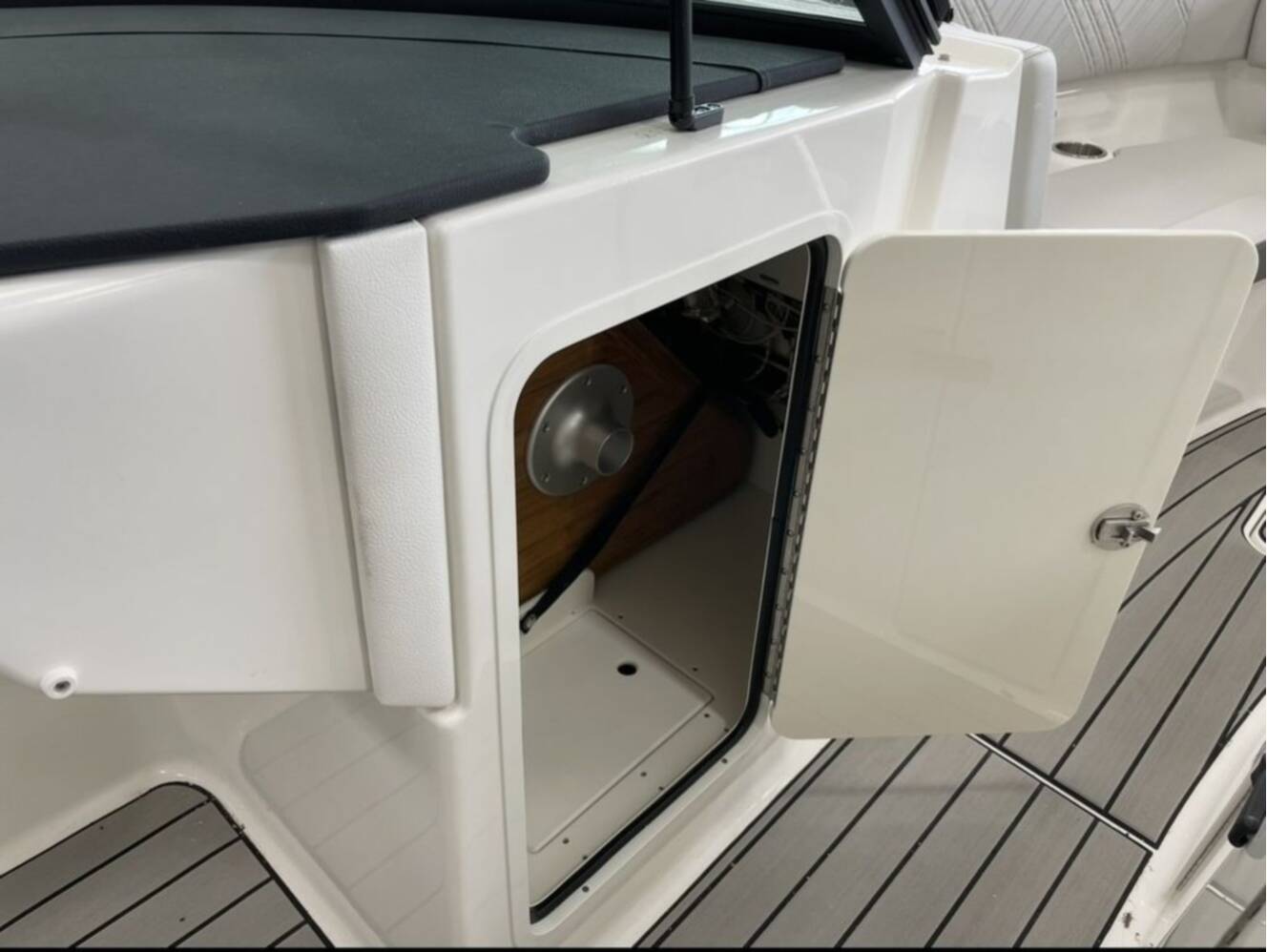 A photo of this 2026 Sea Ray SDX 270