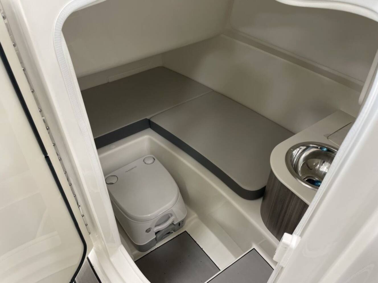 A photo of this 2026 Sea Ray SDX 270