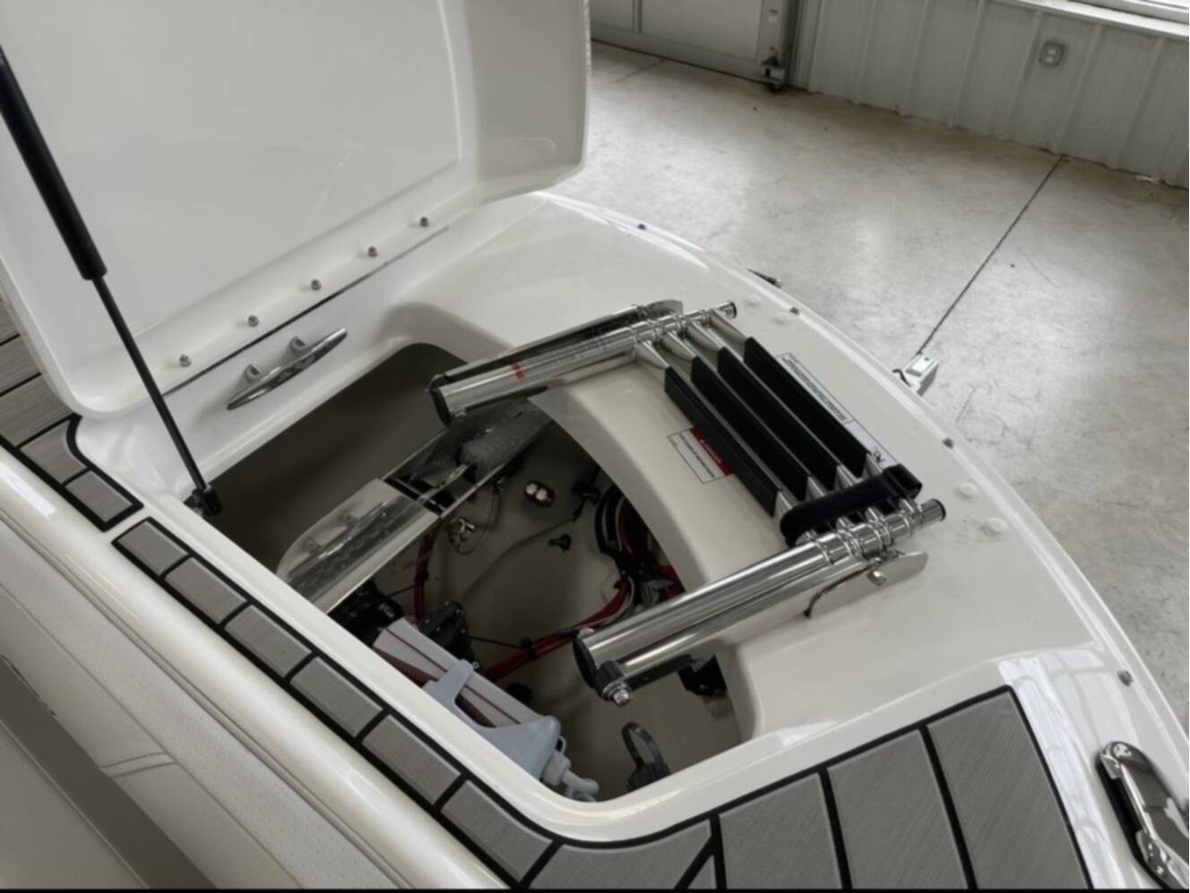 A photo of this 2026 Sea Ray SDX 270