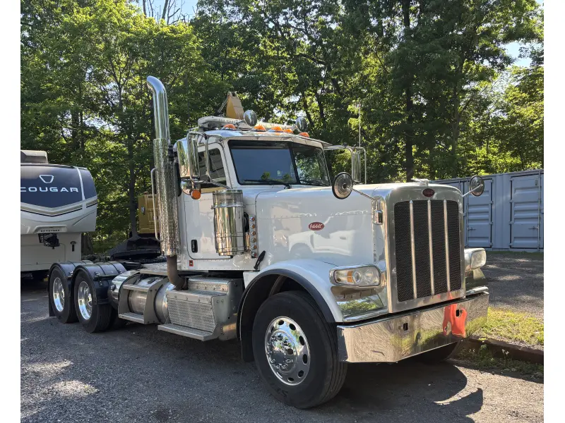 2015 PETERBILT 389