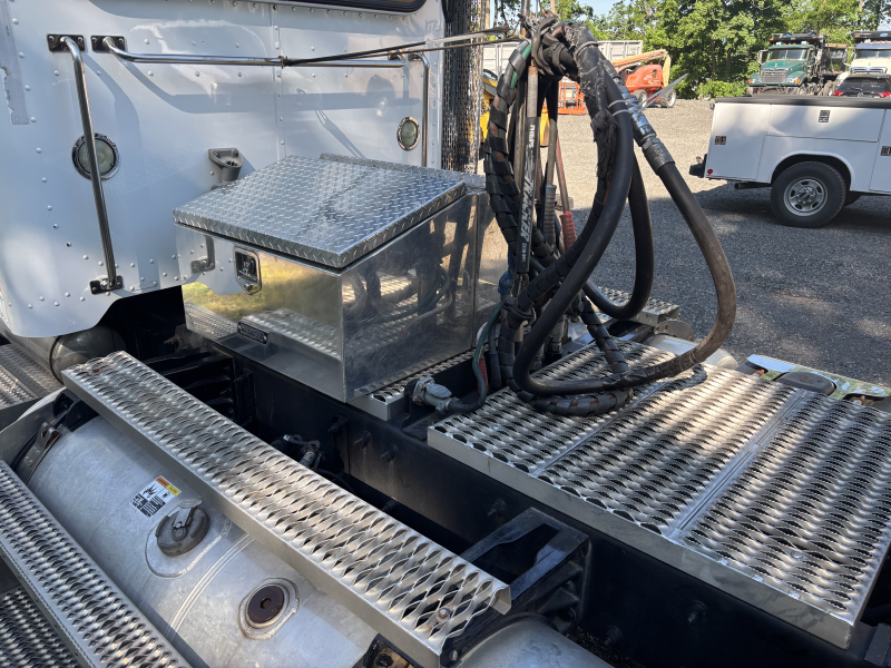 2015 PETERBILT 389