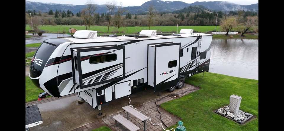 2022 Alliance Rv VALOR 36V11 RV