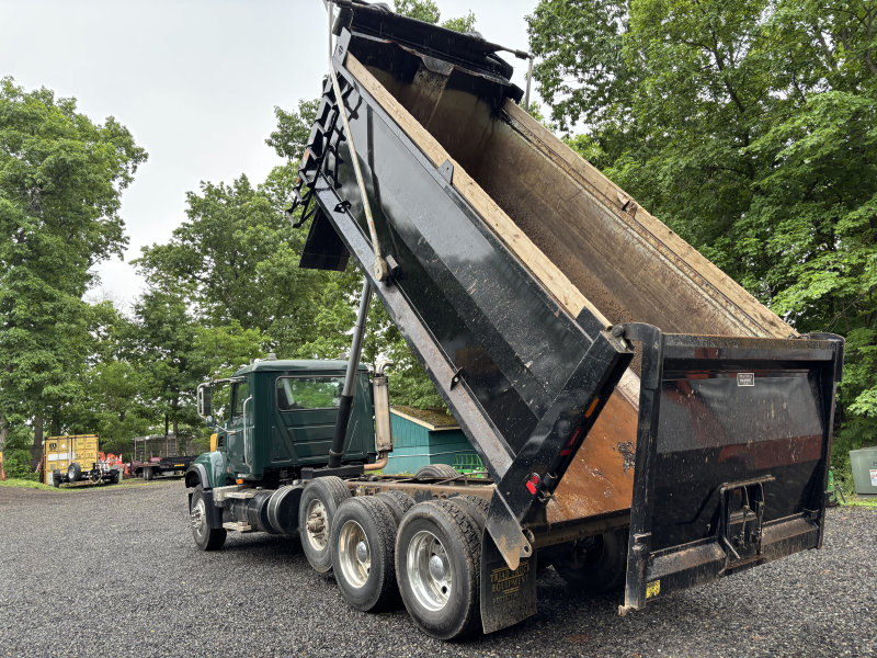 2005 MACK CV713