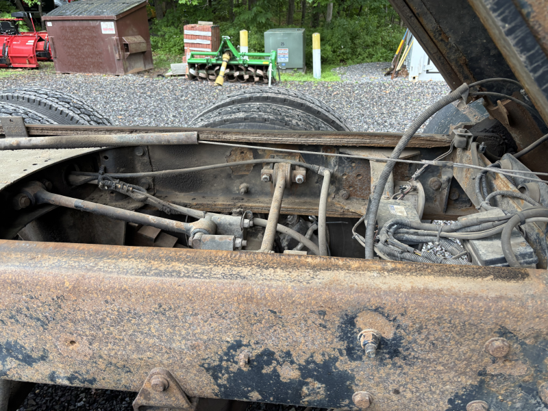 2005 MACK CV713