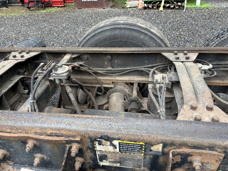 2005 MACK CV713