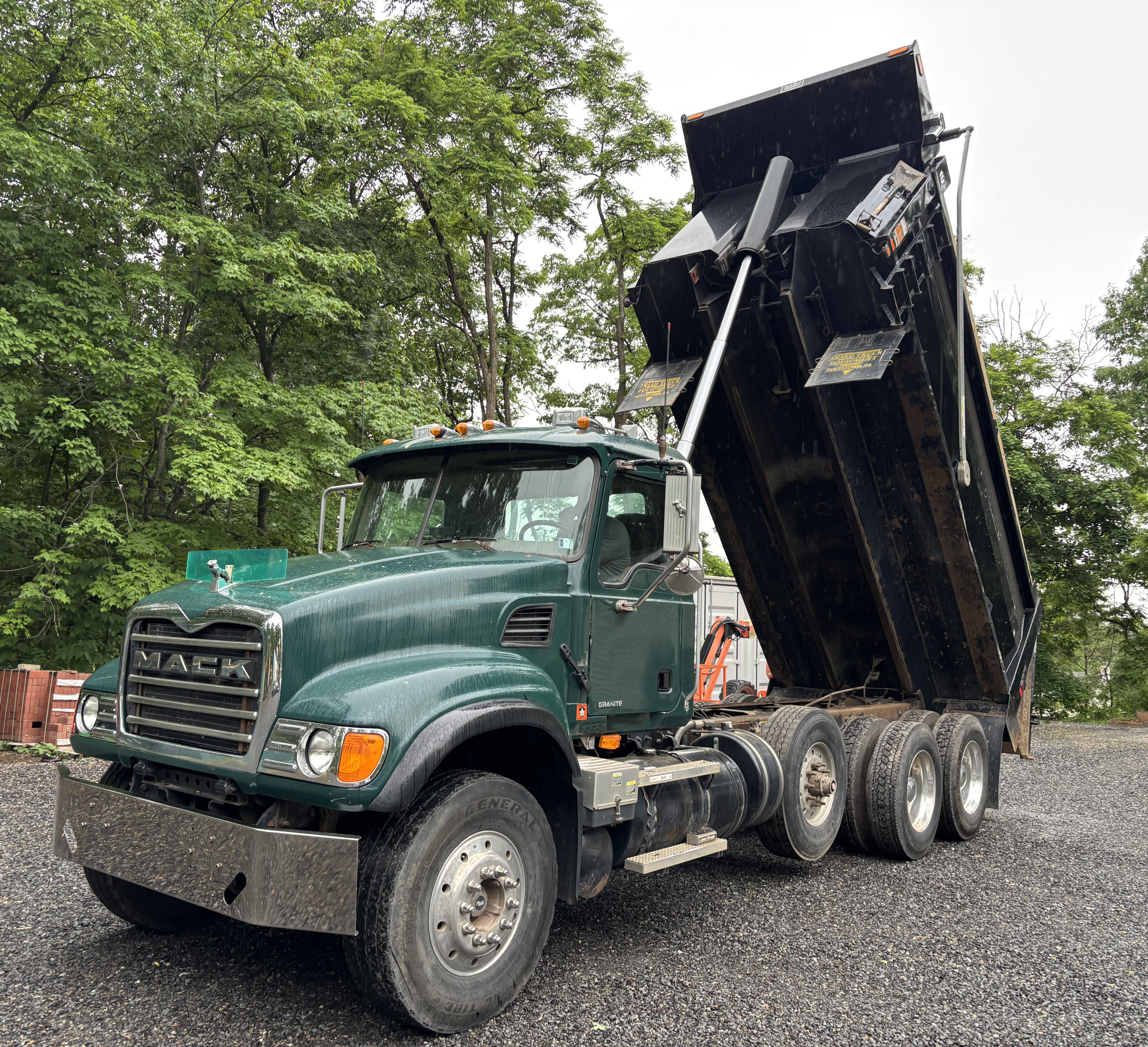 2005 MACK CV713 in Spring City, PA
