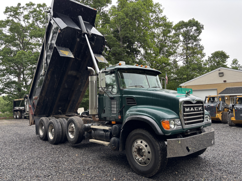 2005 MACK CV713