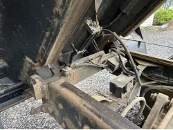 2005 MACK CV713