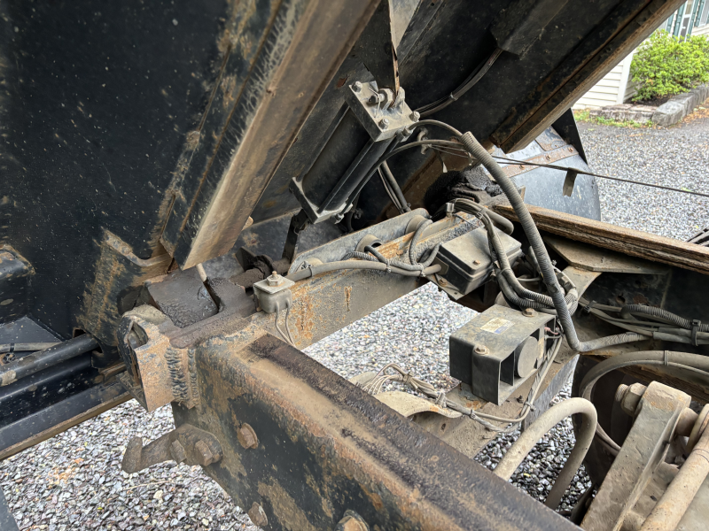 2005 MACK CV713