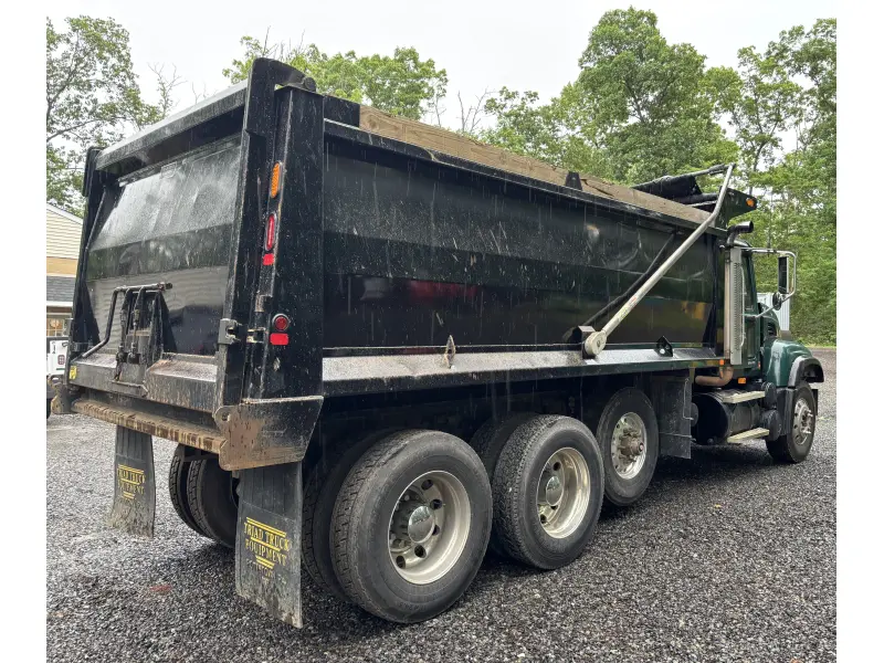 2005 MACK CV713
