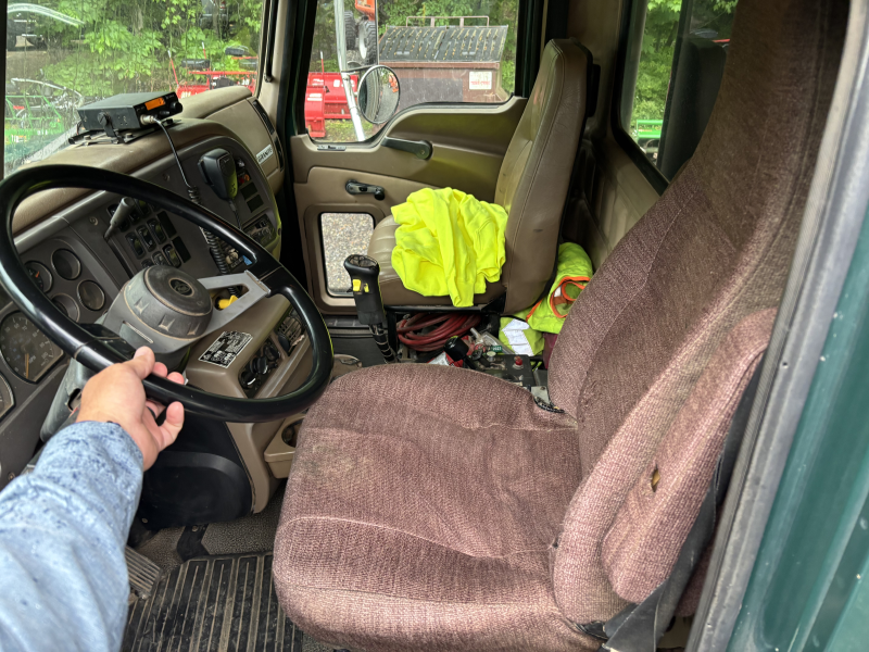 2005 MACK CV713
