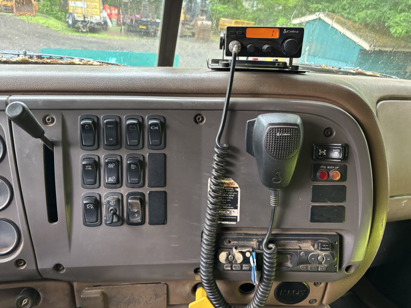 2005 MACK CV713