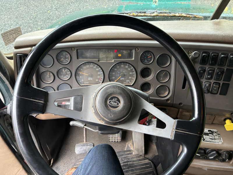 2005 MACK CV713