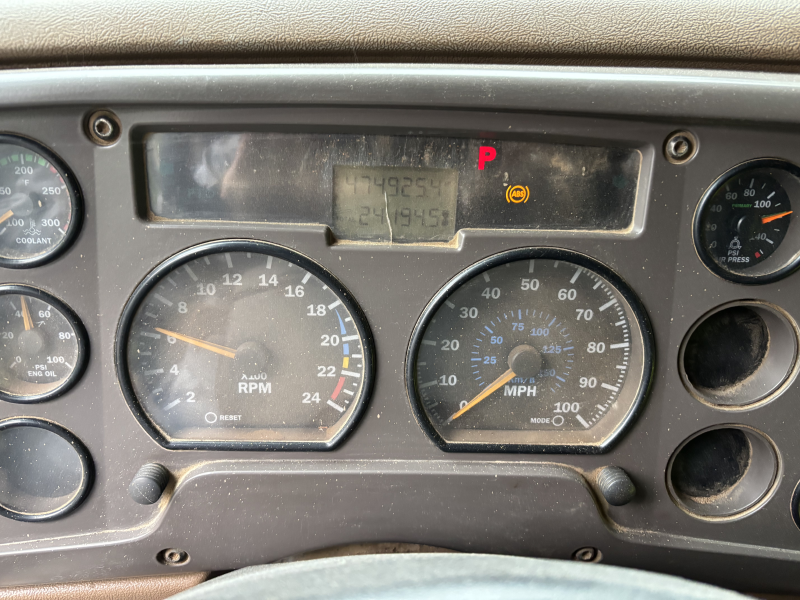 2005 MACK CV713
