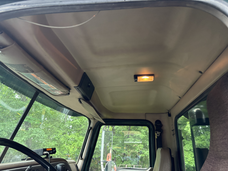 2005 MACK CV713