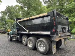 2005 MACK CV713