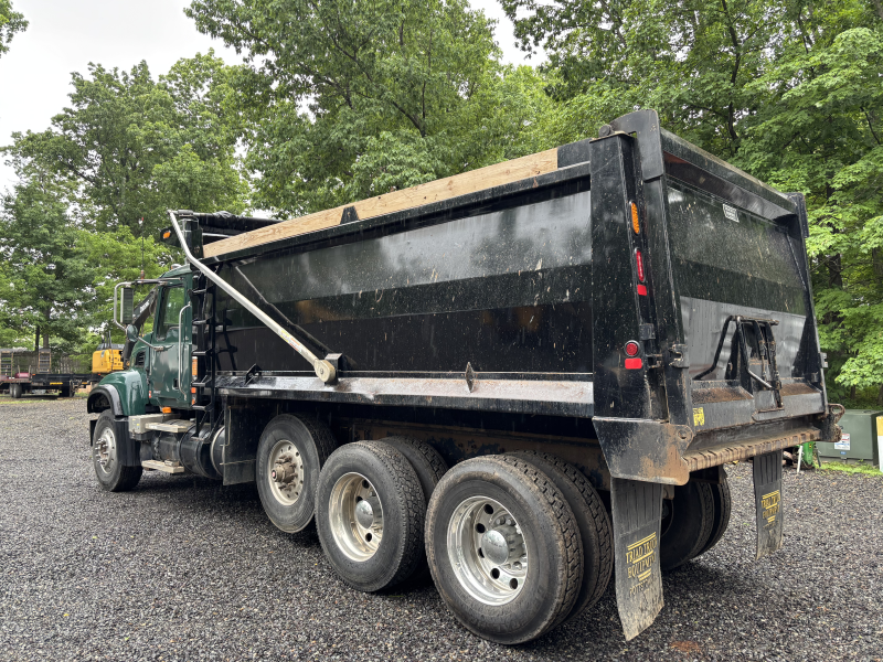 2005 MACK CV713