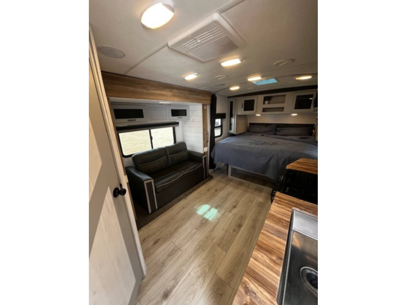 A photo of this 2022 Heartland NORTH TRAIL ULTRA LITE ID21RBSS