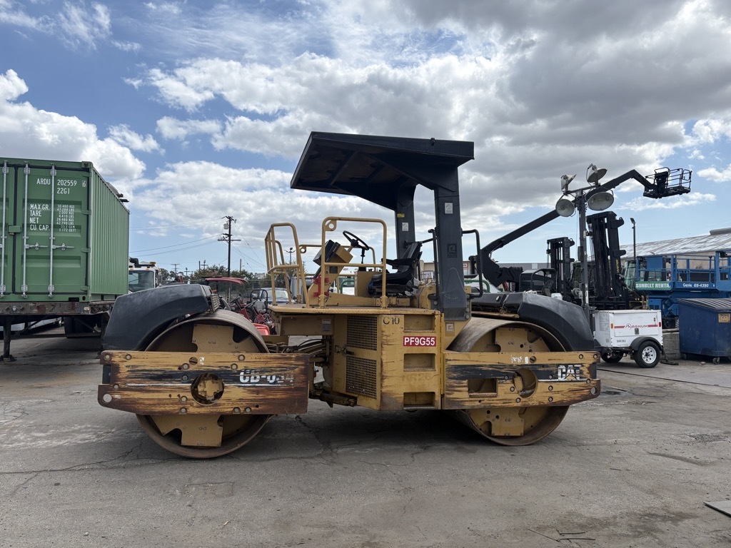 2001 CATERPILLAR CB634C in Montebello, CA