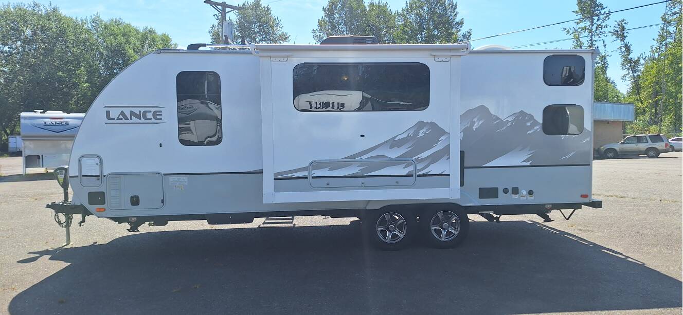 A photo of this 2021 Lance LANCE 2185