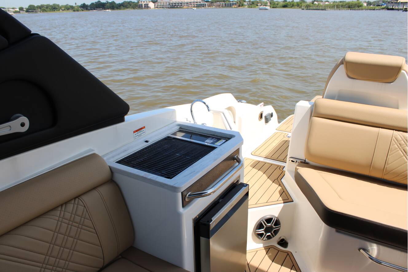 A photo of this 2026 Sea Ray SDX 290