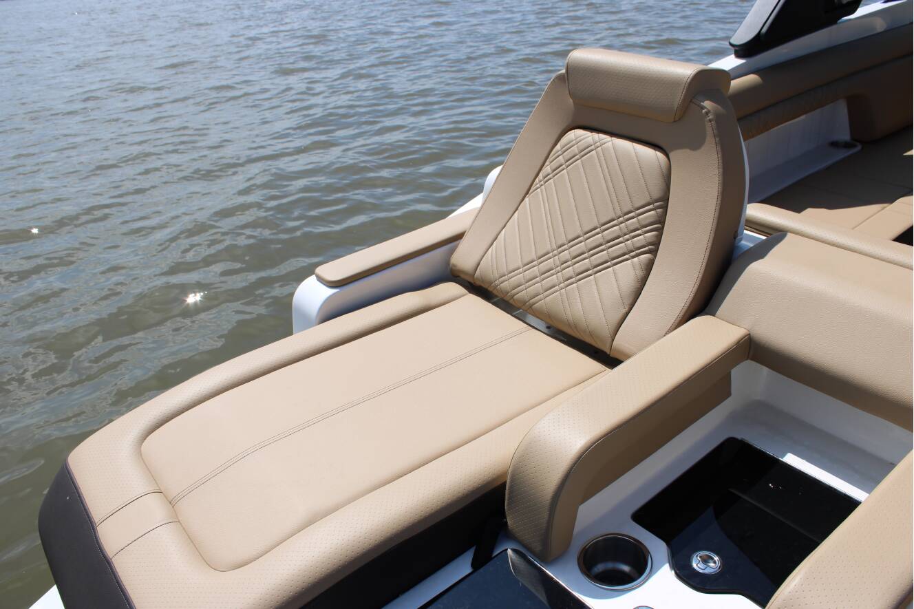 A photo of this 2026 Sea Ray SDX 290