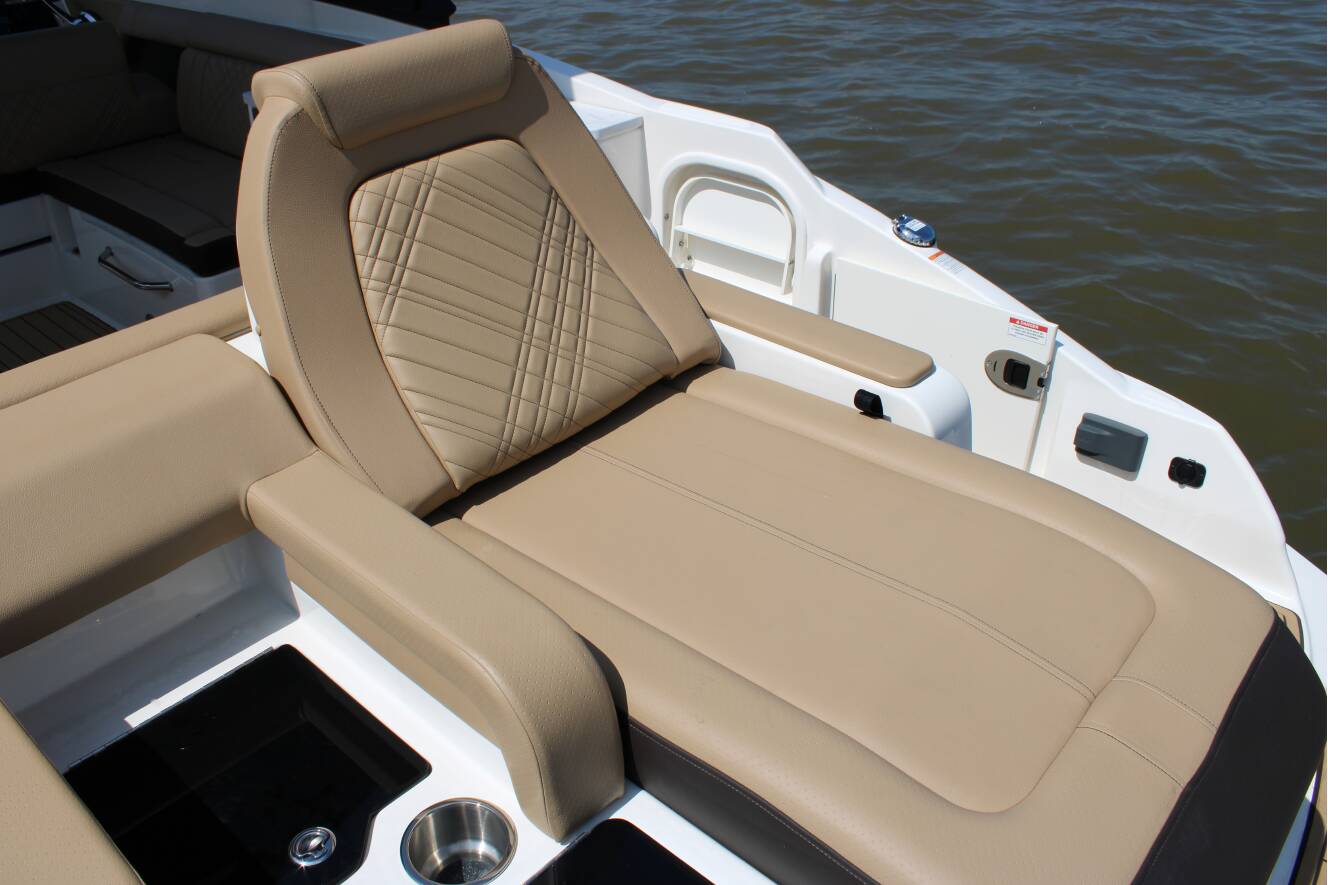 A photo of this 2026 Sea Ray SDX 290