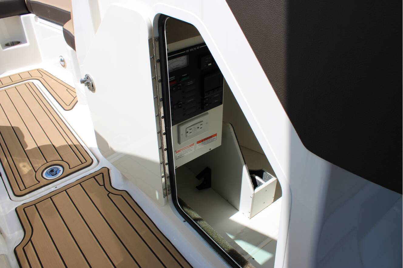 A photo of this 2026 Sea Ray SDX 290
