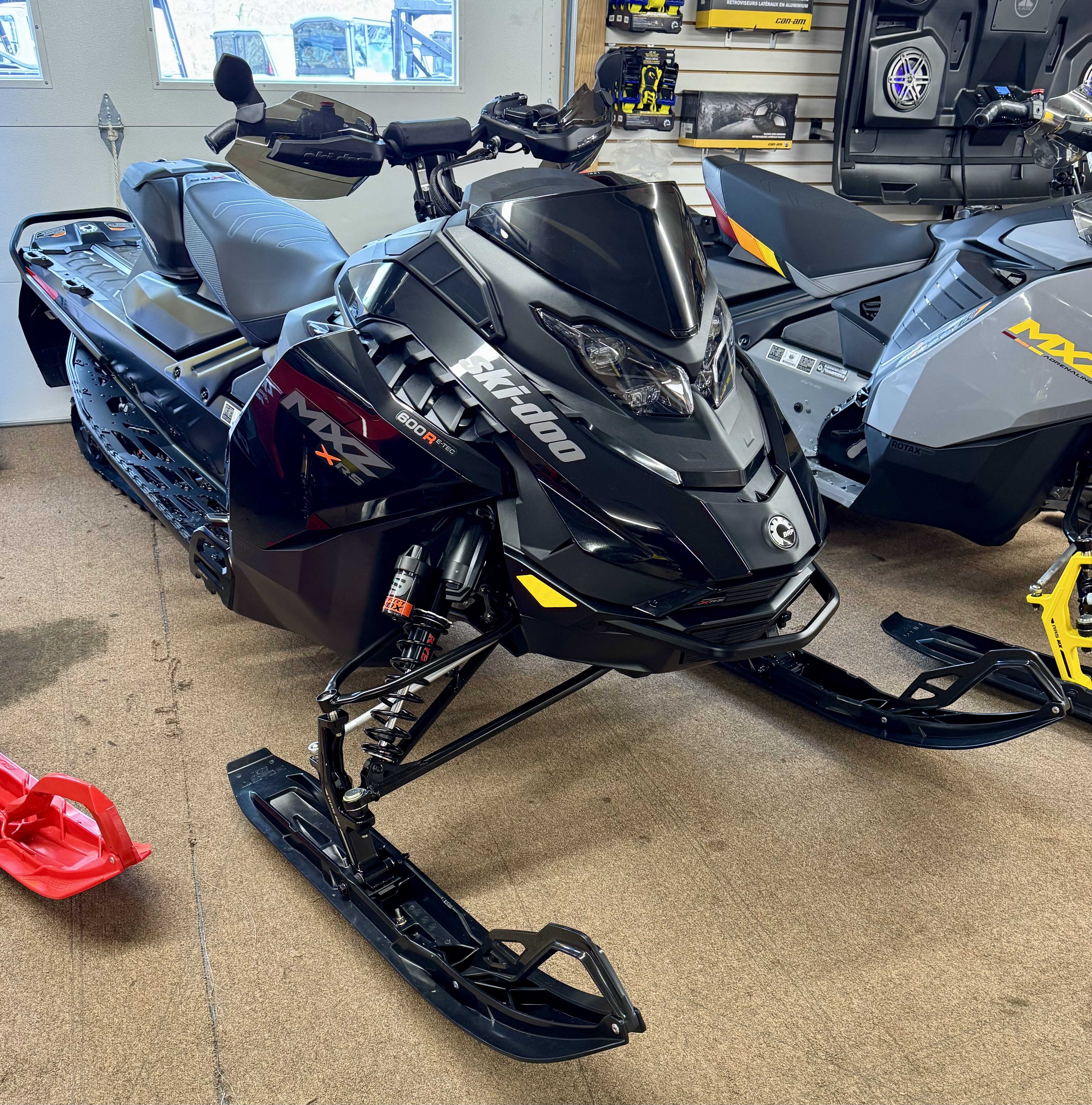 2026 Ski-Doo MXZ X-RS 137 600R E-TEC ES w/ Smart-Shox Ice Ripper XT in mars PA